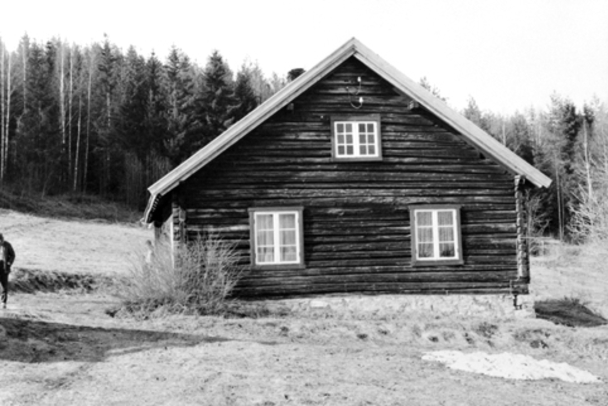 Eksteriør.Husmannsplassen Sveen, Grefsheim, Nes, Hedmark. Laftet tømmerbygning. Skog i bakgrunn.