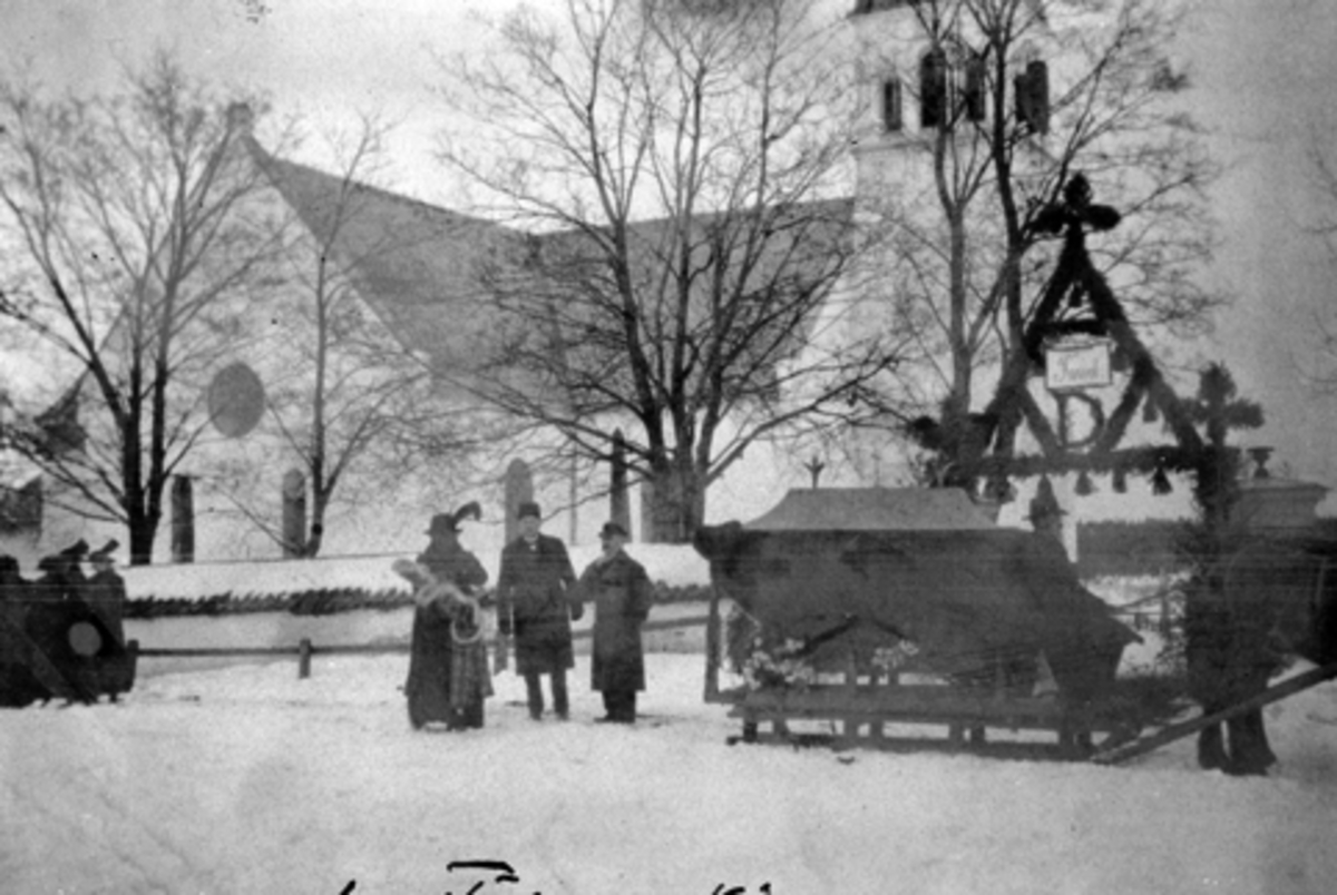 Begravelse i Furnes kirke den 6.4 1914. Trolig etter gardbruker Johan Diesen f.1861. Portal av granbar. Hest med slede og kiste.