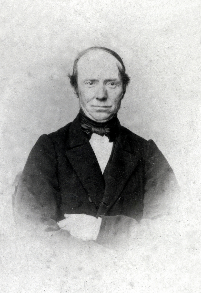 Portrett, Gudbrand Monsen Heggenhaugen (1812-1893). Gårdbruker på Kjos, Ringsaker. Gift med Marie Winju.