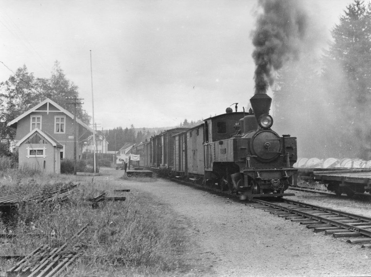 Lok 4 Setskogen avventer avgang fra Aurskog stasjon med tog retning Sørumsand.