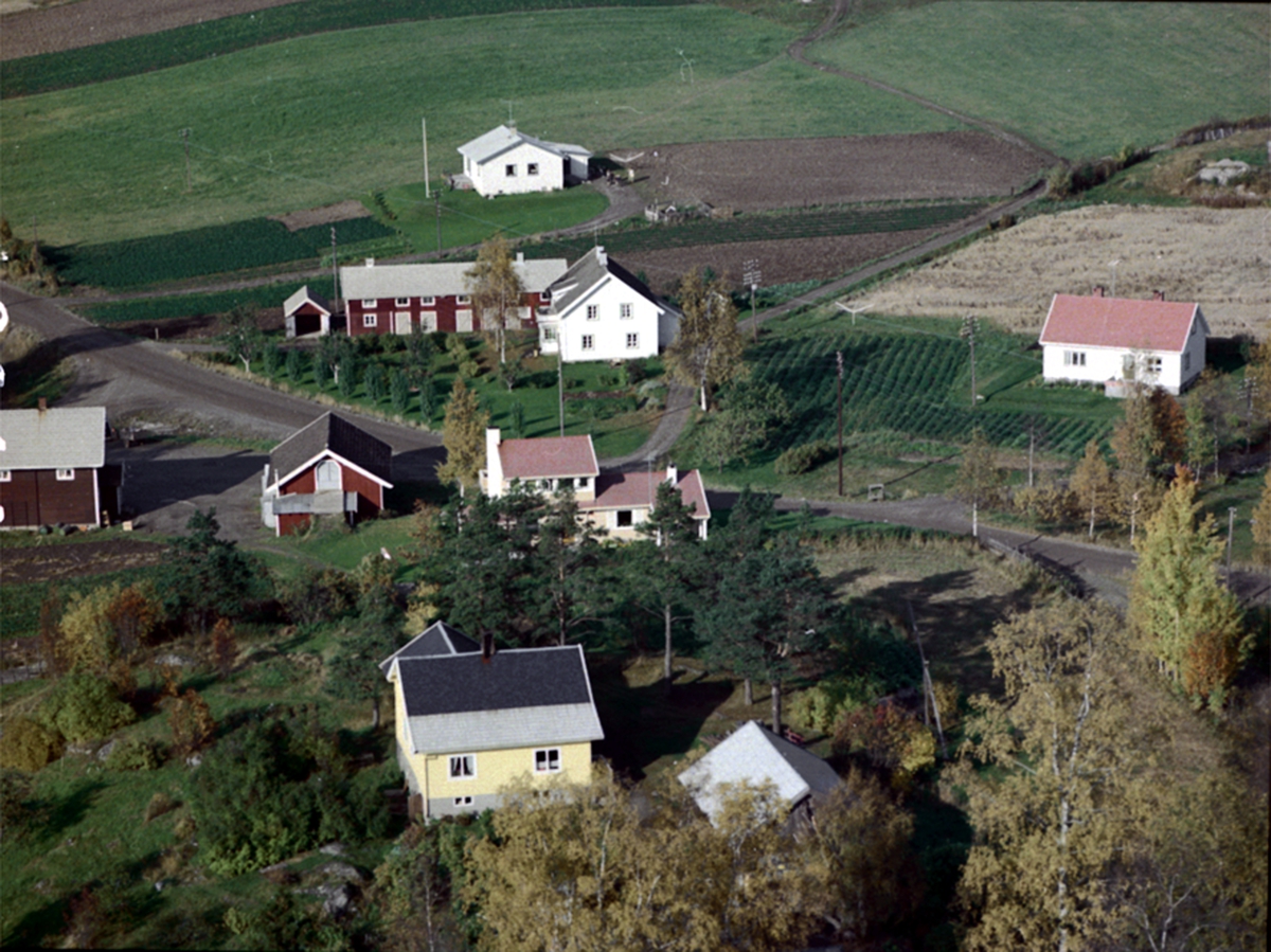 Flyfoto, langs Fv 24 i øvre Vallset, Stange. Den brune bygningen til venstre i bildet er den nedlagte dagligvareforretningen til Stormorken. 