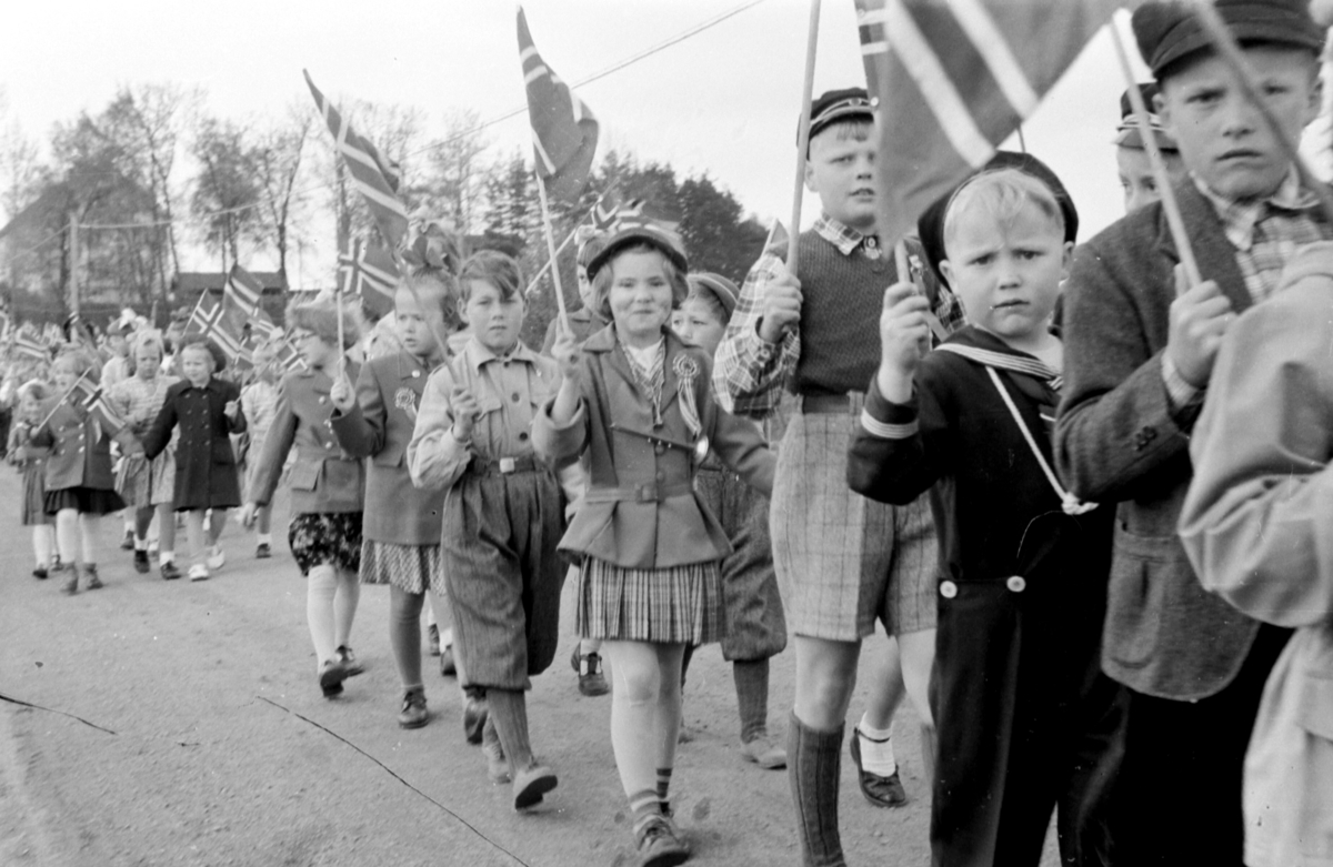 17.mai, barnetog, Romedal, barn, norske flagg. Asbjørg Skjegstad nr. 4 f.h.