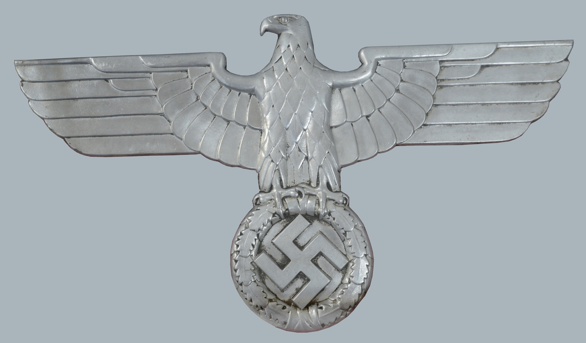 Ørn som hang på et av kislokene ved den tyske okkupasjonen under 2.verdenskrig.