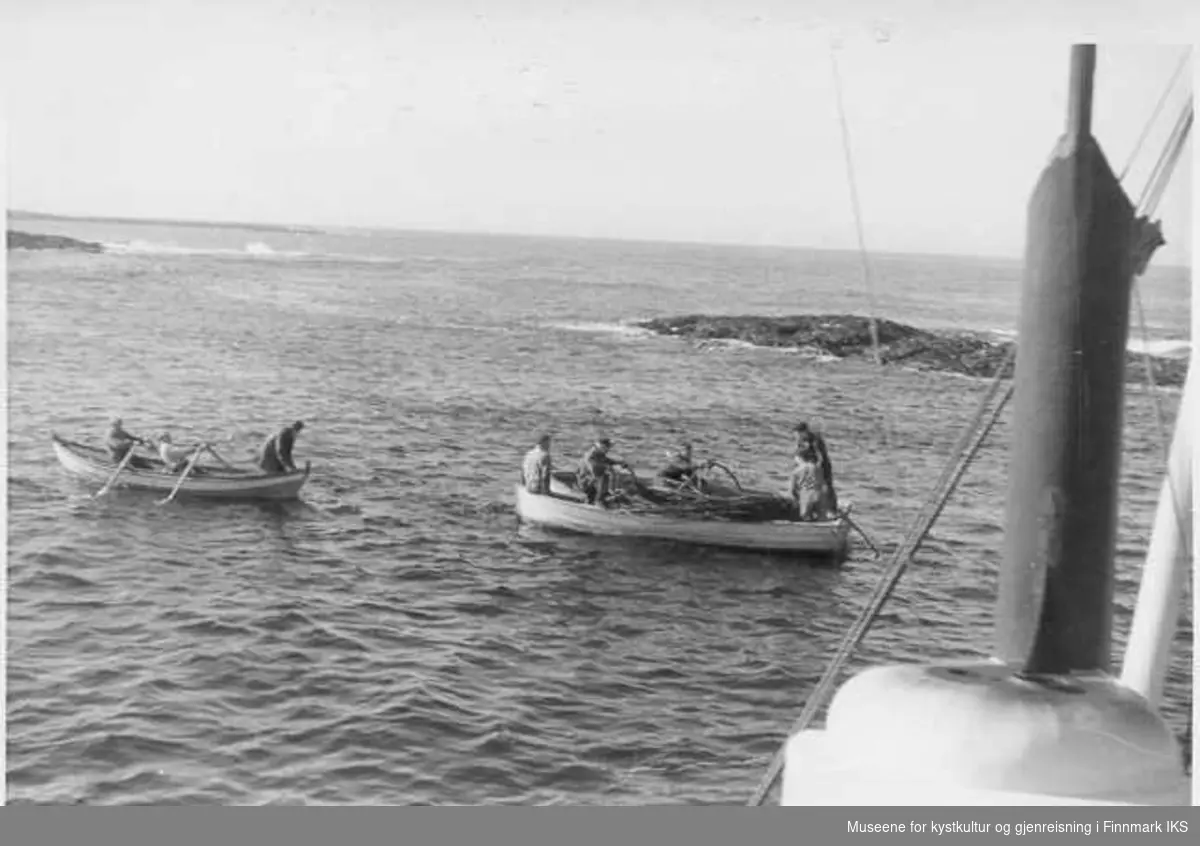 Registreringskabel til bølgemåler skal settes ut fra robåt, Berlevåg, ant 1960