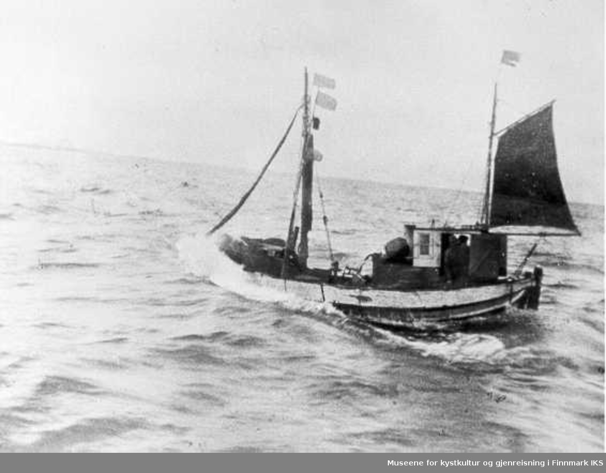 Fiskebåten "Hein" på hjemtur fra fiskefeltet med ca 300 kg. linefanget fisk. Eier. Ragnar Strand.   I krigsårene måtte alle båtene ha flagg som nasjonalitetsbevis. Det norske flagget henger på toppen av mesanen. 1942