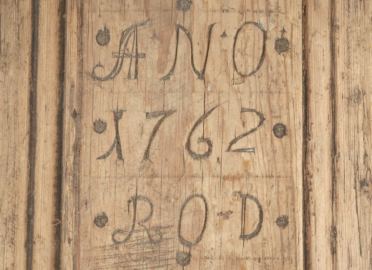 Mangletreets håndtak er utformet som et skåret dyr spesielt hode er dekorert.
Mangletreets håndtaksside er dekorert med et opphøyet flatt midtparti.
Håndtaksiden har på det flate midtpartiet, inskårne initialer og årstall.
Årstallet ANO 1762 og initialene ROD er innskåret på mangletreet.