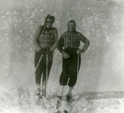 Jenny Johannessen og Johanna Hansen, Mehamn, på skitur ca 19