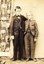 Andreas og Hans Fredrik Esbensen som unge gutter 1866.