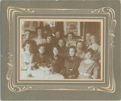 Gruppebilde, 13 unge kvinner