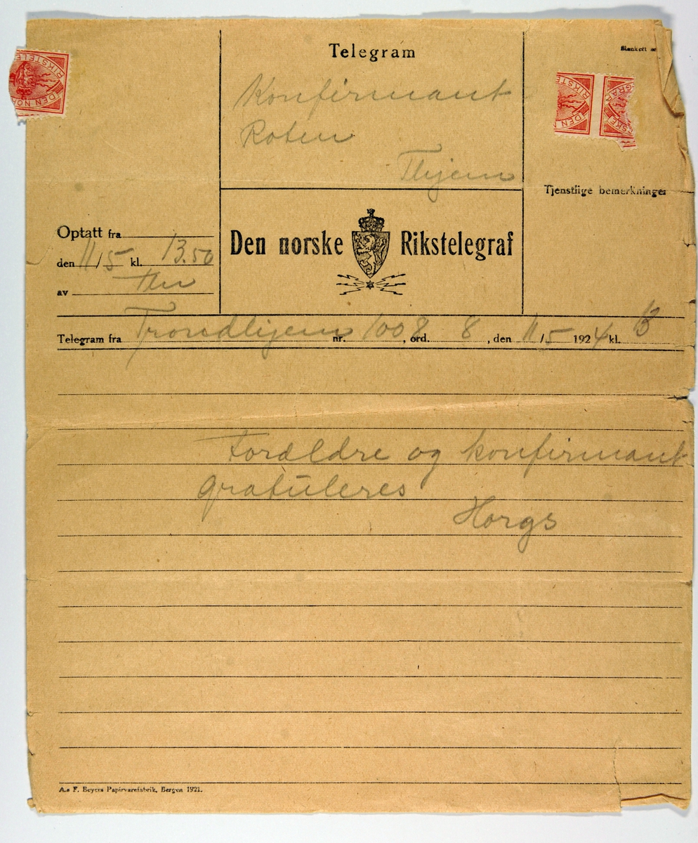 Konfirmasjonstelegram fra Den norske Rikstelegraf med trykt riksvåpen og linjeoppsett.
Håndskrevet tekst.
Klistermerke med logo til Den norske rikstelegraf