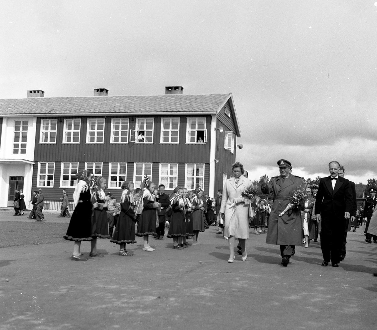 Dette er HM Kong Olav og prinsesse Astrid, så dette må være tatt sommeren 1959. Karasjok.
