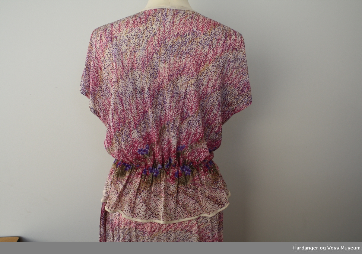 Tynn, rosa blå småmønstre 3-delt kjole kjøpt i Roma for å bruke ved "Den spanske trapp"