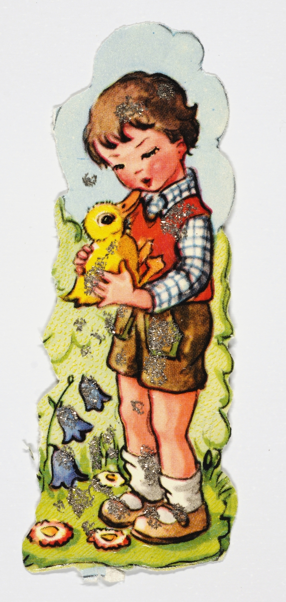 En gutt holder en gul and i hendene