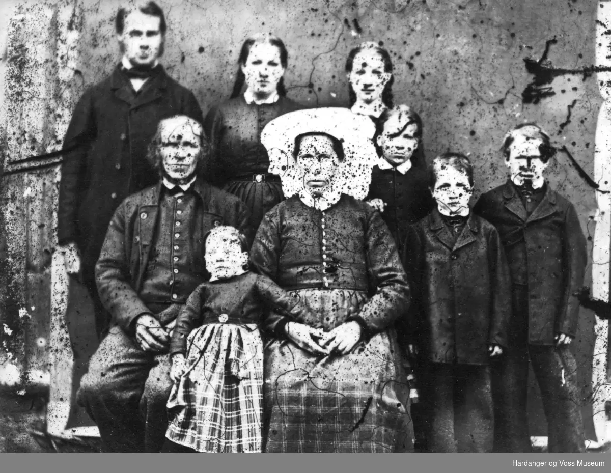 Familiebilete, Marita og Trond L. Kinsarvik med sju born