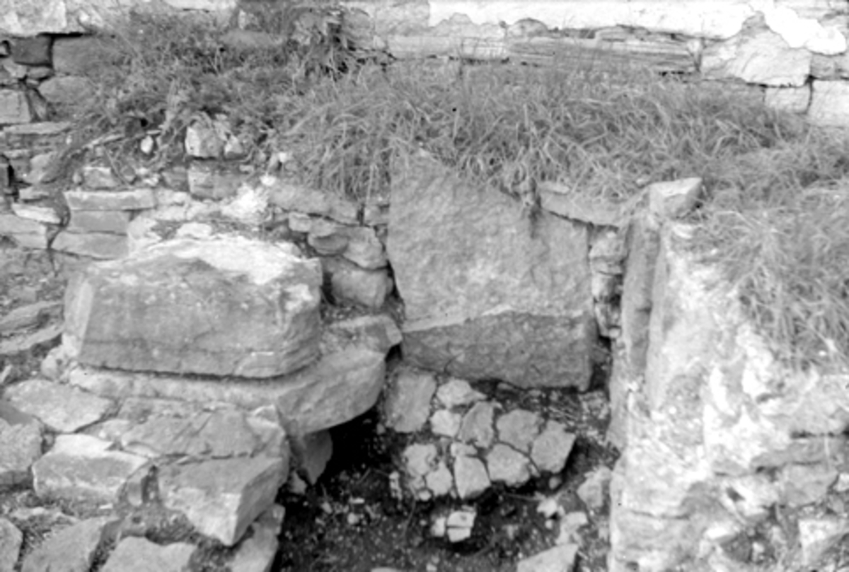 Arkeologiske undersøkelser i Hamar bispegård, Domkirkeodden, Hamar, 1957.  Bygningsrester nord for tårnruinen, Kn. HKR. 300,