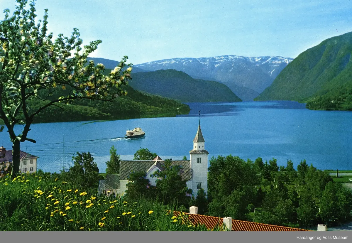 Ulvik kyrkje og ei ferje som reiser frå Ulvik - Hardanger og Voss Museum / DigitaltMuseum