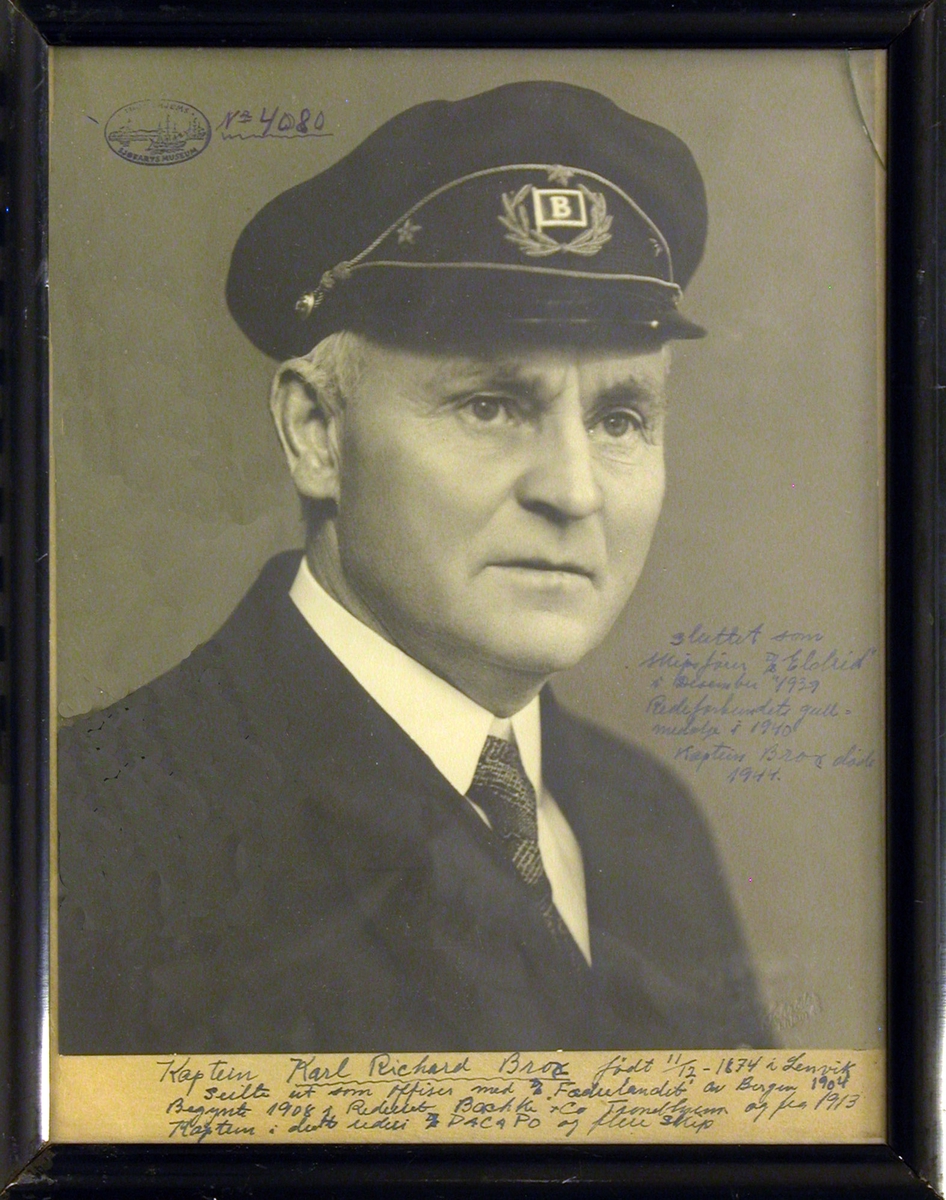 Portrettfotografi av kaptein Karl Richard Brox (1874-1944).