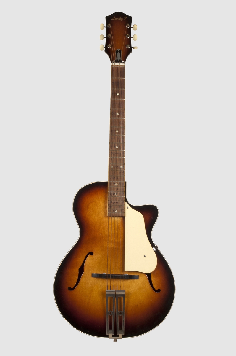 Gitar med enkel cutaway og hul kropp (hollow body), lakkert i Sunburst-finish.