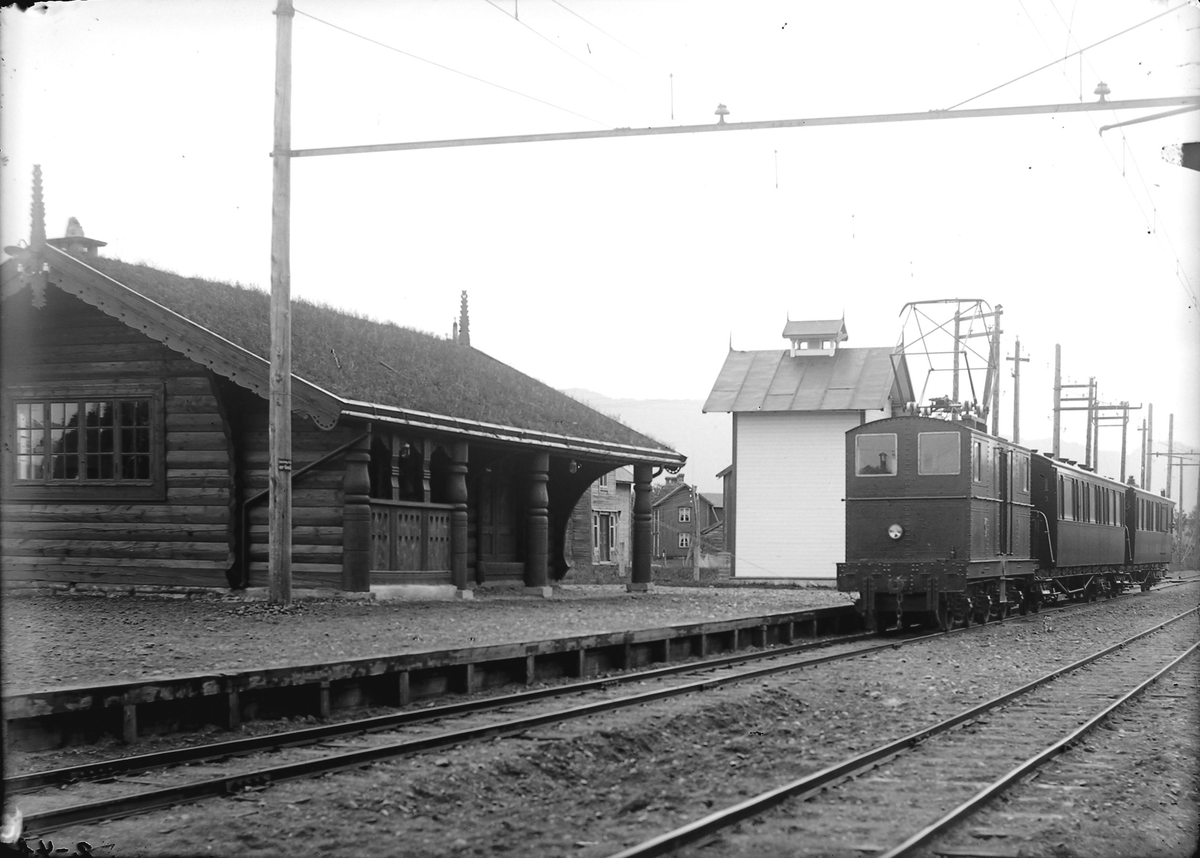 Bårdshaug stasjon med lokomotiv og personvogner.
