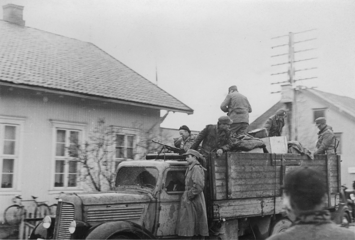 Frigjøringen 1945. 
Hjemmefrontsoldater på lasteplan ved hjelpefengselet i Leiret.