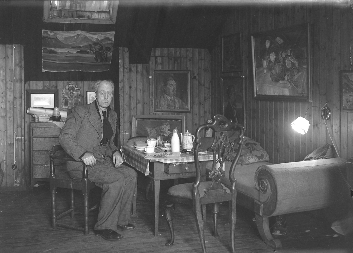 Kunstmaler Einar Bothner ved frokostbordet i sitt atelier