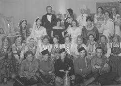 Medlemmer i Alliance Francaise i russiske klær