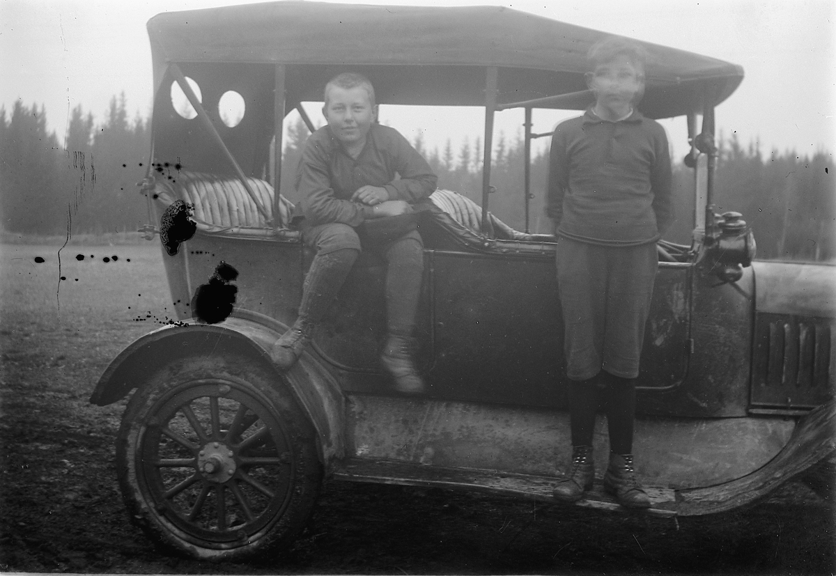 To barn ved bil. Fort T eldre enn 1920. Johan Alfred f.1910 og Thorleif Paul Nikolai Knatterud f.1912. Nes, Hedmark..