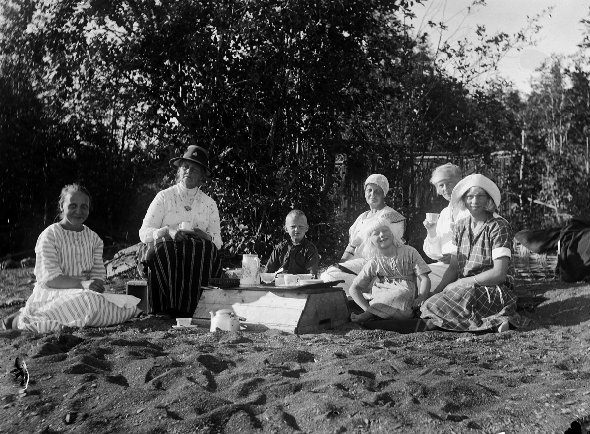 Gruppe, kvinner og barn på piknik, sandstrand. Stranda på Søberg, Helgøya. 