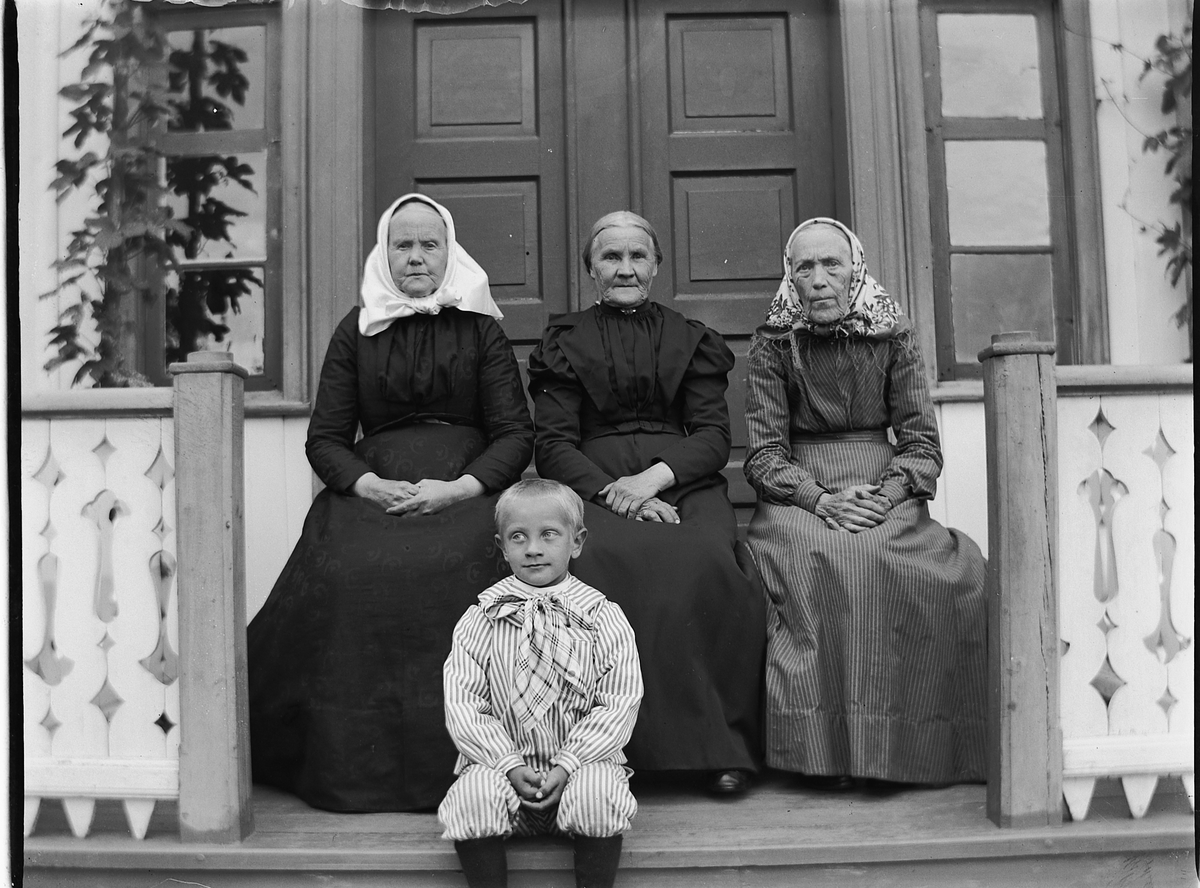 Ringsaker, Veldre, Løken østre, gruppe tre kvinner på en veranda, fra venstre: Marthe Ulven, ukjent og tjenstepike Dorthe Larsdatter (1843-), gutt foran fra Ulven,