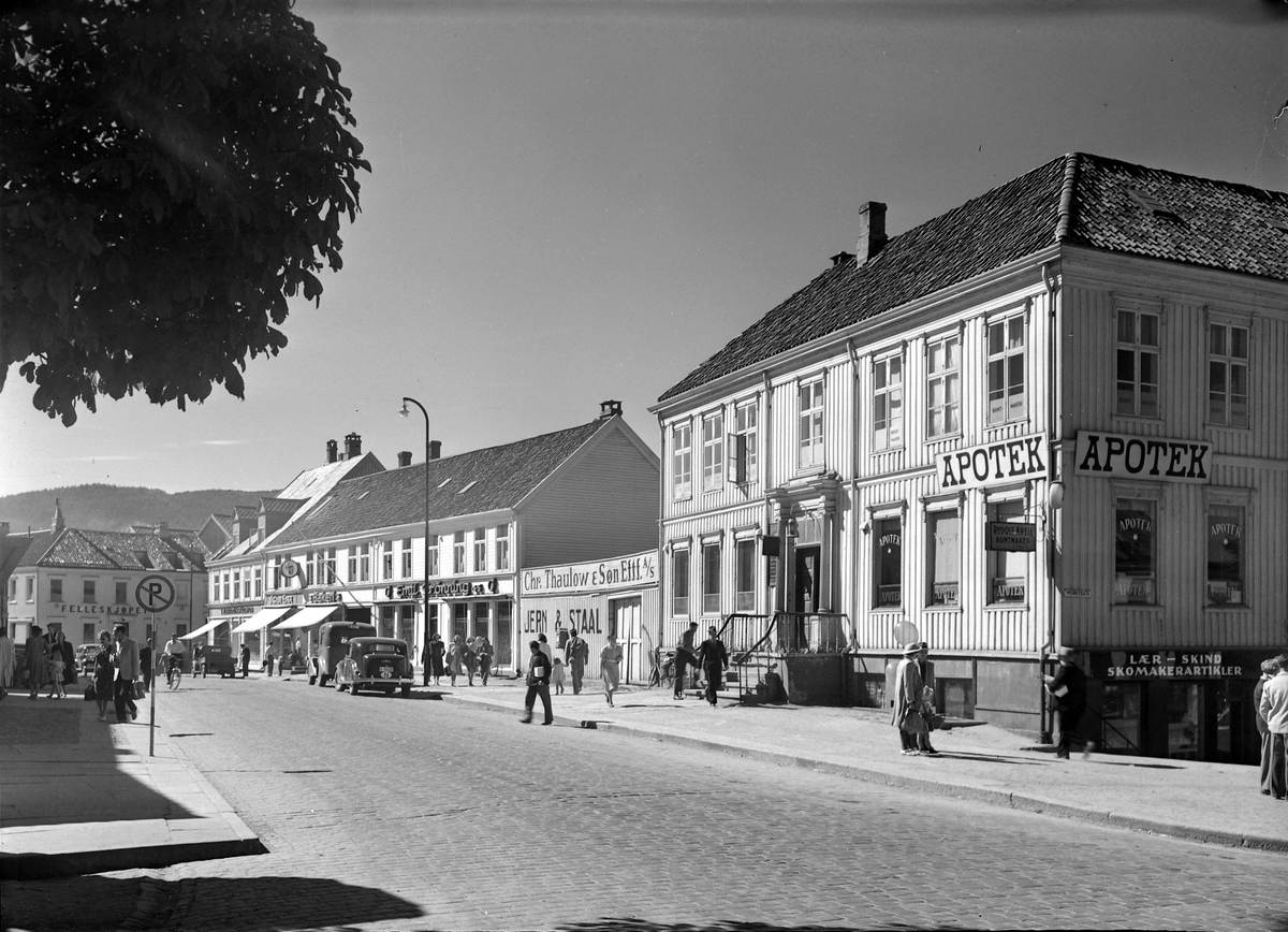 Olav Tryggvasons gate med Thaulowgården og Nordstjernen apotek