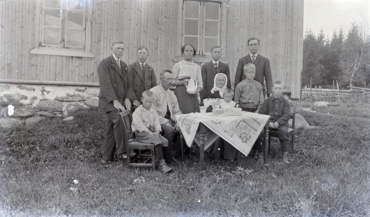 Familie i Mariendal, Nes, Hedmark. Samlet rundt kaffebordet ute.