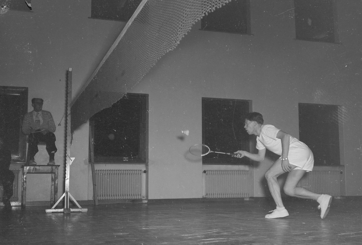 Badmintonkamper i gymnastikksalen på brannstasjonen