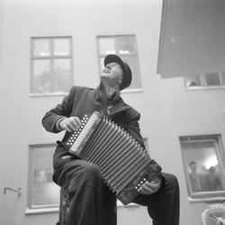 Gatemusikant med torader i Adresseavisens gårdsplass