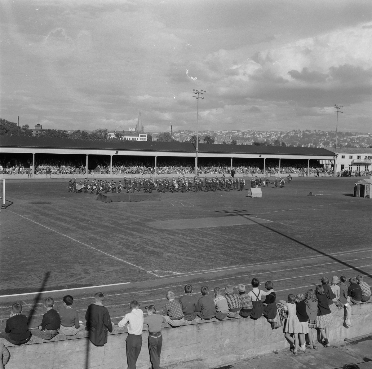 Brannmannsdagen 1960. Opptog på Stadion med musikkorps