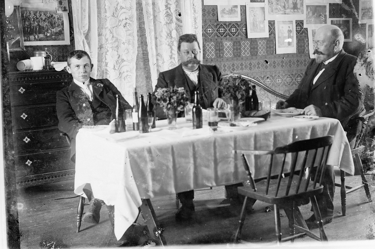 Drøbak, Heggedal, Johanne Dybwads vei 10, Torkildsbyen, 3 ukjente menn rundt bord. Flasker og glass. Interiør stue hjemme hos Ludvig Skramstad,
