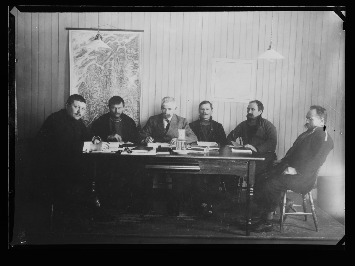 Seks menn rundt et møtebord
