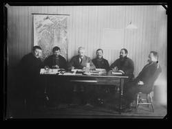 Seks menn rundt et møtebord
