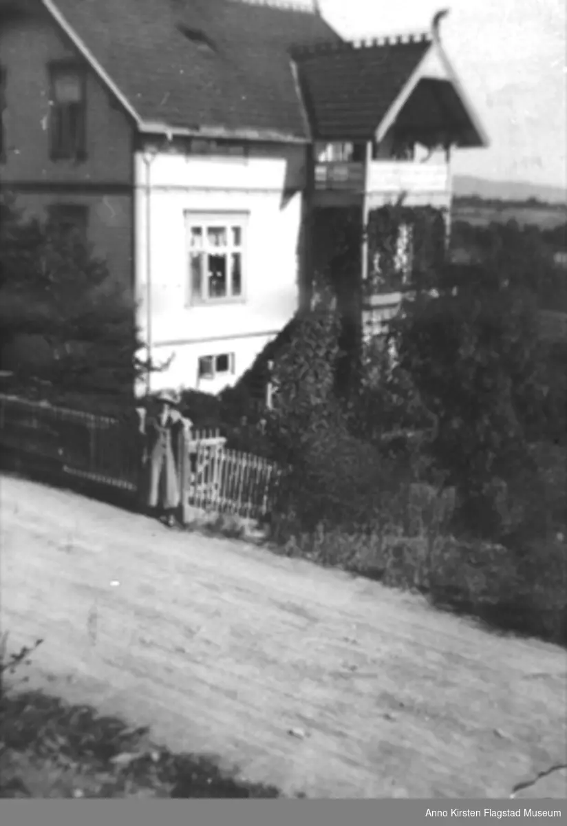 Kirsten Flagstad utenfor sitt hjem "Villa Furua" på Vinderen, Oslo 1912. Kirsten Flagstad outside her home on Vinderen 1912. 