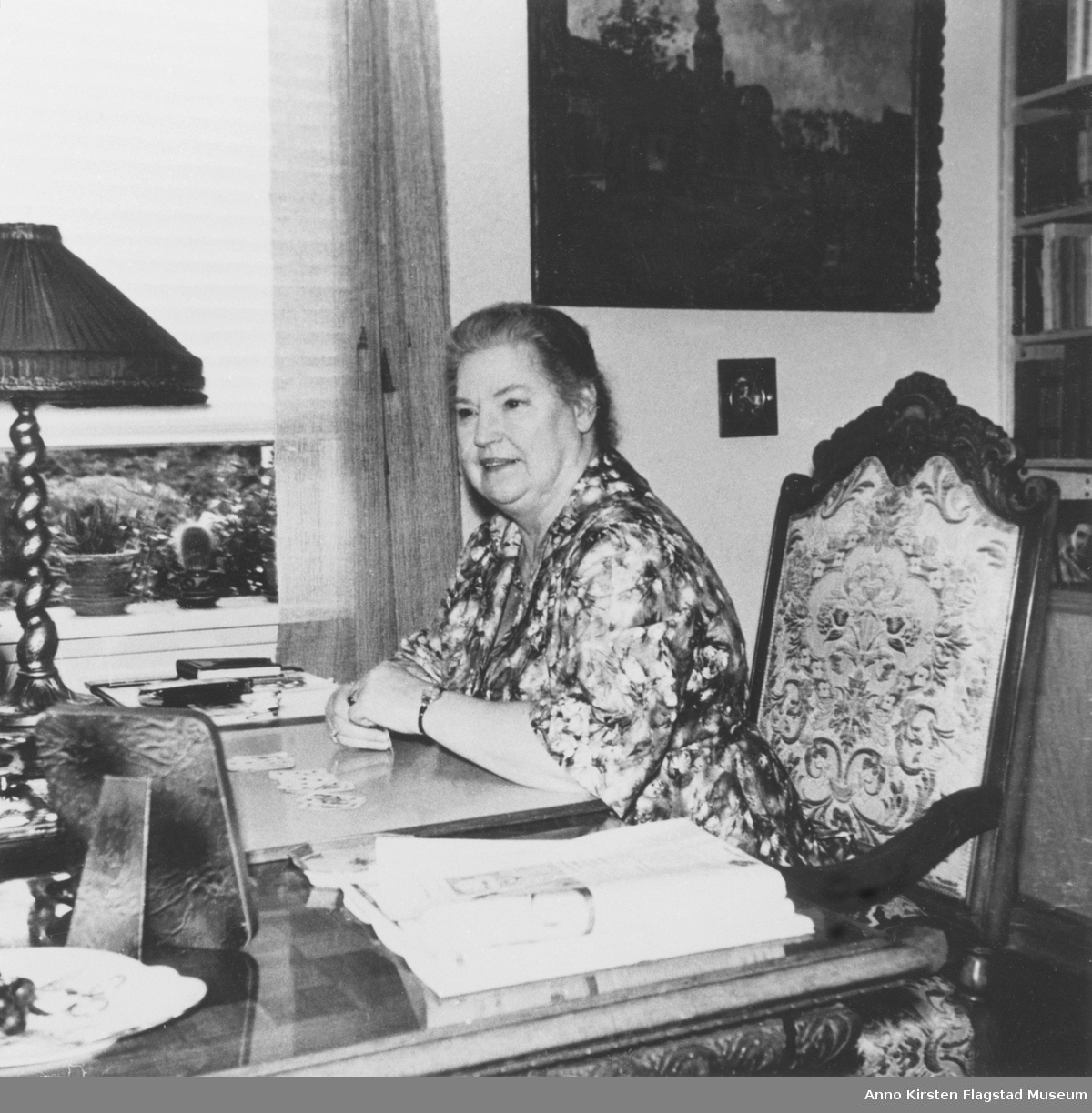 Kirsten Flagstad ved sitt skrivebord hjemme på Amalienborg, Kristiansand 1961. Siste kjente foto av Kirsten Flagstad ved skrivebordet. Kirsten Flagstad at her desk at Amalienborg, Kristiansand 1962. Last known photo of Kirsten Flagstad. 
