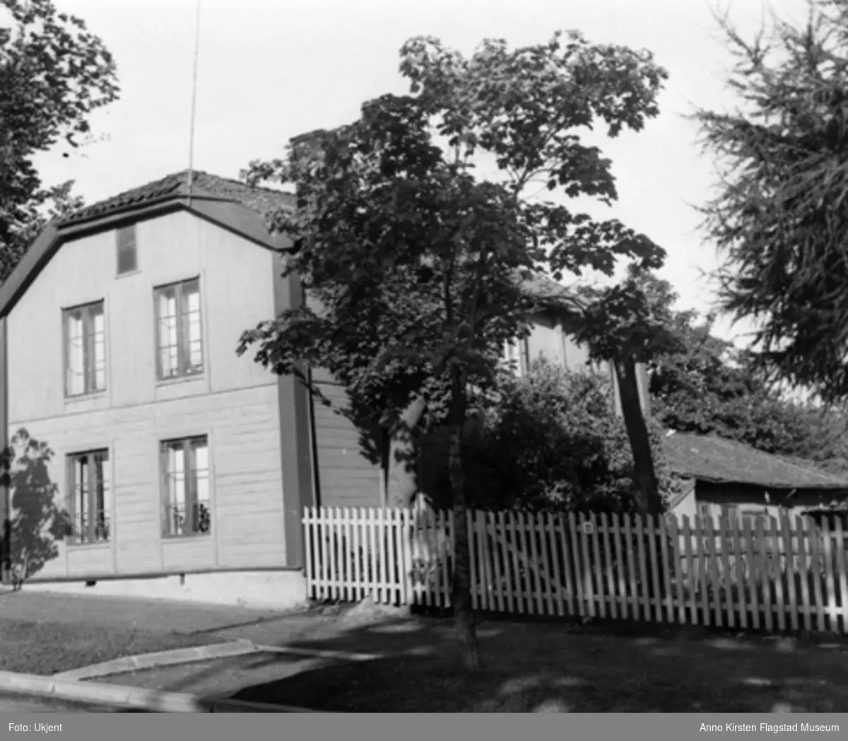 Kirsten Flagstads fødehjem Strandstuen, Hamar 1953. Foto: Lord Bernard Miles. Kirsten Flagstad's birthplace, Strandstuen, Hamar 1935. Photo: Lord Bernard Miles. 