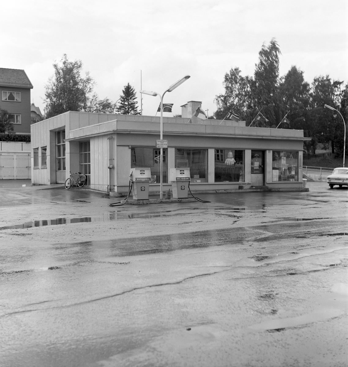 Bygningsfoto, Engens bensinstasjon. September 1967. 
Shell bensinstasjon, eksteriør, Brumunddal. Krysset Kongsvegen-Furnesvegen. 
"Kolloenkrysset" Opel 18-42-72