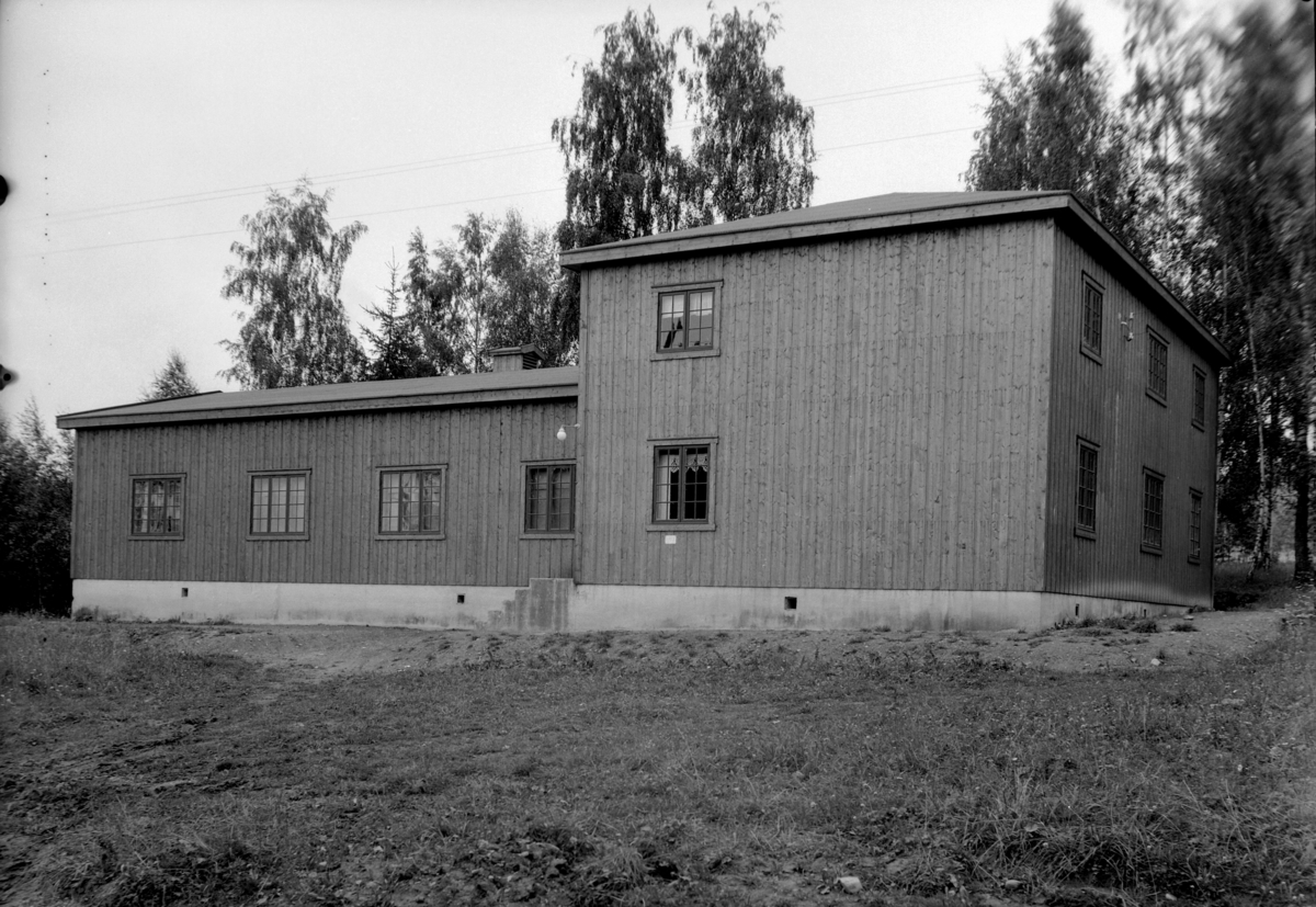 Samfunnshuset Bjørkvang, Helgøya. Innviet den 25 juni 1938. Tegnet av arkitekt Poppe og bygget for Helgøya ungdomsforening.