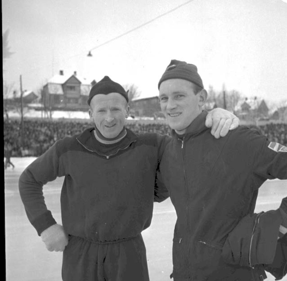Hamar stadion, europamesterskapet på skøyter 1953, gull til Kees Broekman t.h., sølv til t.v. Wim van der Voort begge fra fra Nederland,