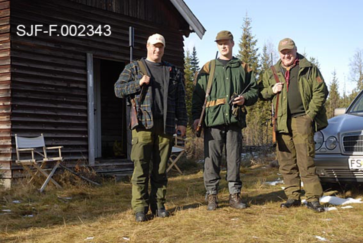 Elgjegerne Kjell Olav Nordbekk, John Svendsberget og Arnt Svendsberget foran Firerkoia på Jernskallen i Åmot. 