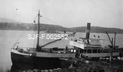 Dampskipet "Løven 1" fotografert ved kaia til Schwencke & Co