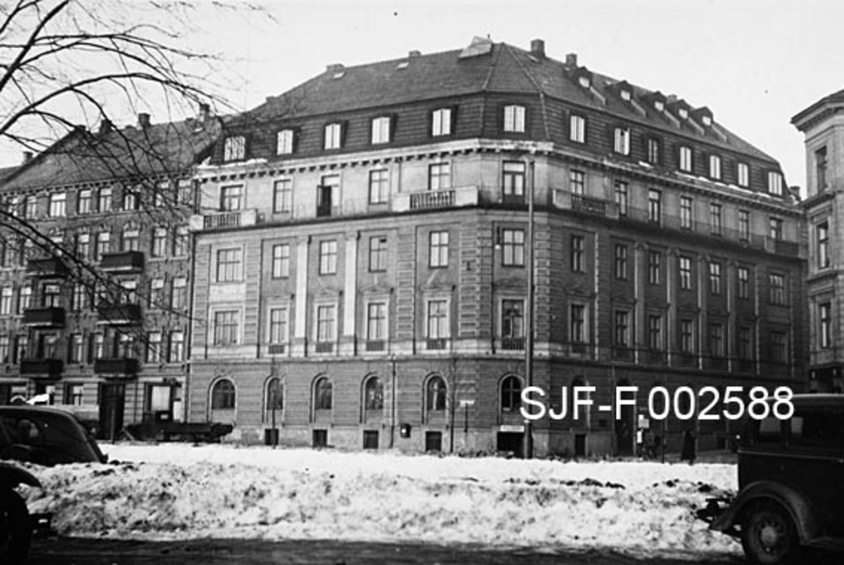 Munkedamsveien 53b i Oslo.  Firmaet Schwencke & Co's Eftf., som produserte og forhandlet bek og andre tjærebaserte produkter, primært for maritimt bruk, flyttet i 1938 fra Skippergata 17b, som skulle rives, til denne gården.  Det er en monumental hjørnegård i pusset murverk med tilbaketrukken 4. etasje, sannsynligvis også med boligrom i 5. etasje, som befinner seg bak den bratte, nedre delen av et mannsardtak.  Herfra var det forholdsvis kort veg til firmaets havnelager på Tjuvholmutstikkeren.  Den store sabotasjeeksplosjonen i 1943 skaket huset kraftig og ødela ett av nabohusene fullstendig.  Heldigvis skjedde dette på en søndag, da Schwenckes formann Henrik Hasle og familien hans, som hadde leilighet i tilknytning til kontoret, var i barnedåp.  De kom følgelig ikke til skade, men flyttet ikke tilbake.  Et av nabohusene ble fullstendig ødelagt. 