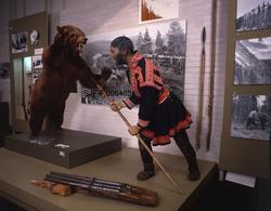 Jaktscene i Norsk Skogbruksmuseums jaktutstilling, som ble å