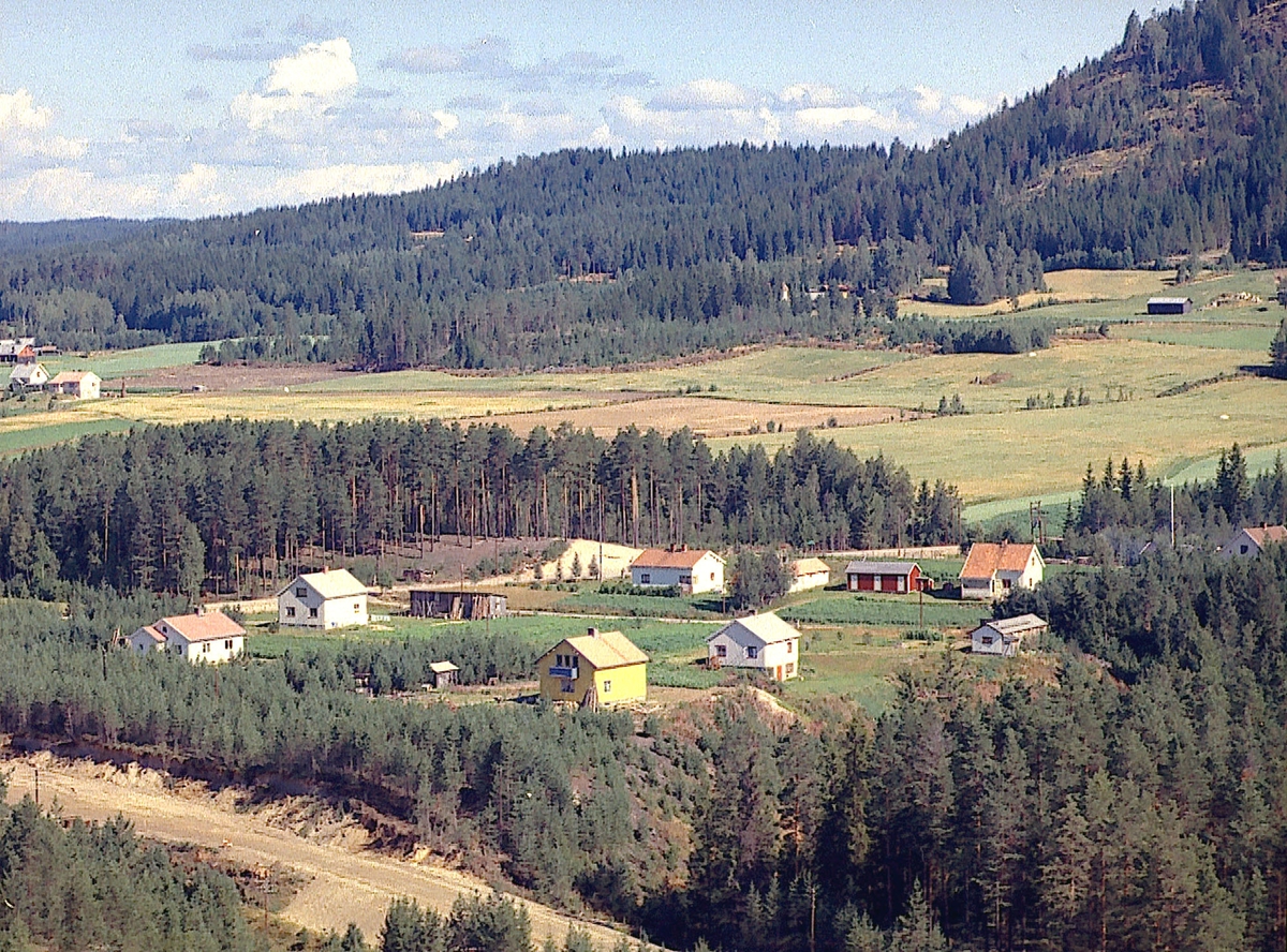 Skybakkgrenda på Jømna. Det gule huset litt under sentrum i bildet er Skybakkgrenda 5 (Gnr-71/136).