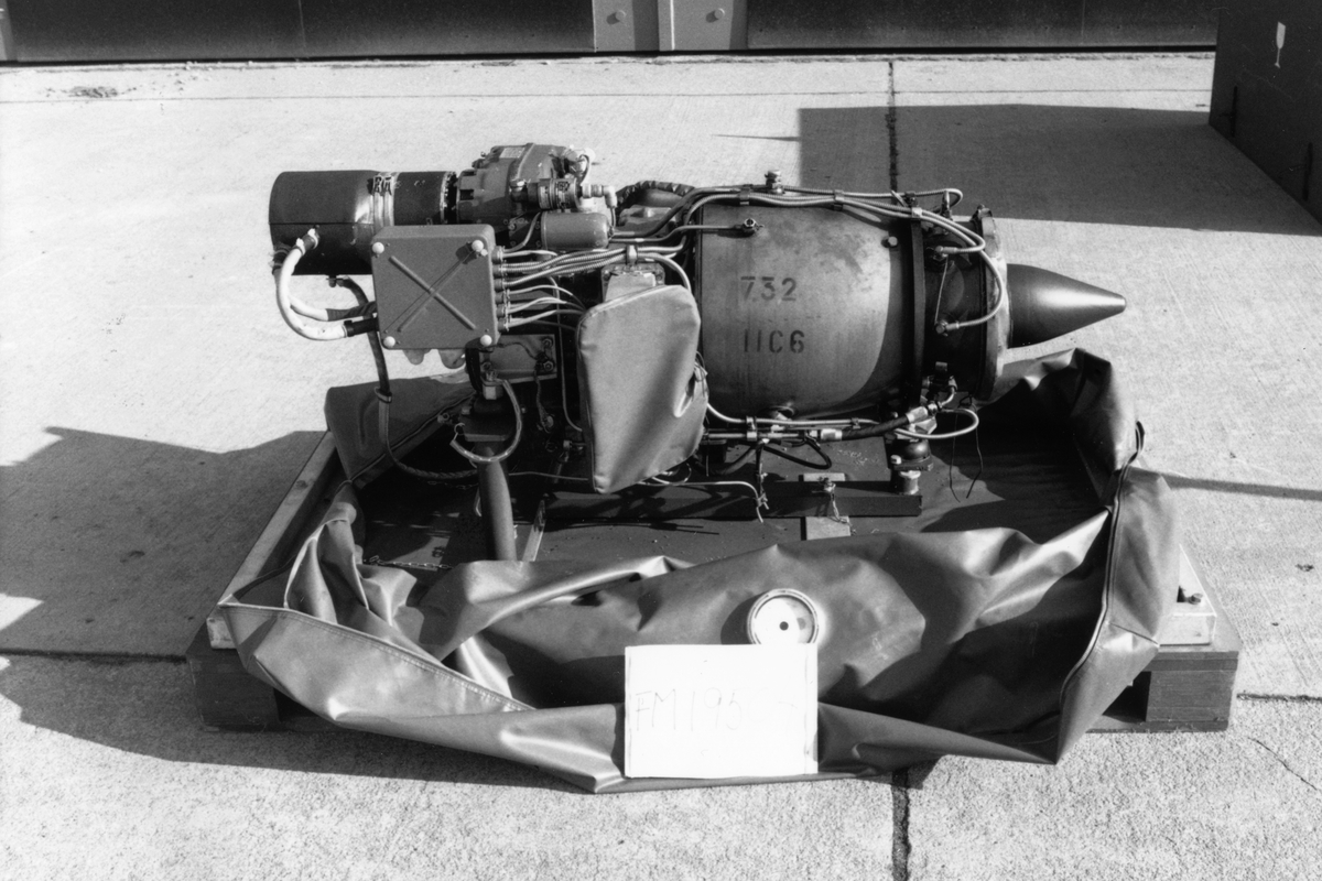 Flygmotor TM 1C. för Hkp 2. Motorn förvaras i transportlåda.