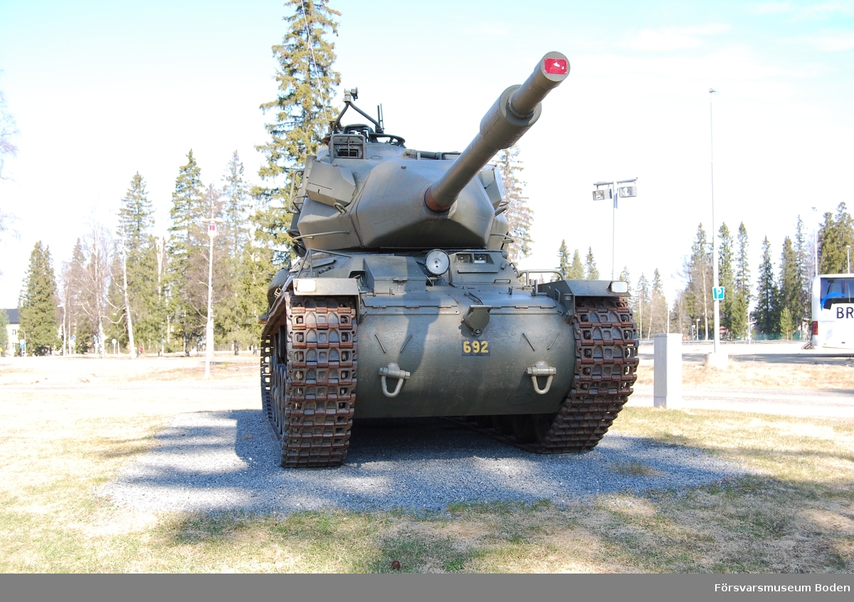 Ombyggnation från stridsvagn m/1942. 7,5 cm kanon och två kulsprutor m/1939 strv. Med hydraulisk växellåda (H i modellbeteckningen). Milregnr 692.